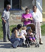 Romští obyvatelé usedlosti Karolín (Foto: ČTK)