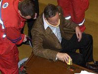 Zdravotníci pomáhají ve sněmovně ministru zahraničí Cyrilu Svobodovi, který se i přes zranění zúčastnil klíčového hlasování o DPH, foto: ČTK