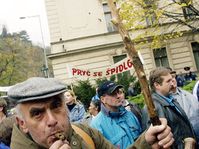Na tři tisíce nespokojených zemědělců, kteří protestují proti podmínkám vstupu České republiky do Evropské unie, foto: CTK