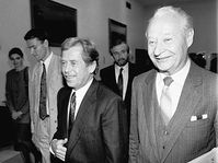 Alexander Dubček avec Václav Havel, Novembre 1989, photo: Herbert Slavík