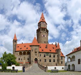 Burg Bouzov Busau (Foto: Pudelek, CC BY-SA 4.0)