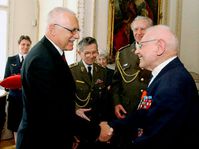 Le Président Vaclav Klaus et le colonel Stanislav Liska, photo: CTK