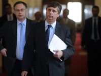 Премьер-министр Ян Фишер (в центре) Фото: ЧТК