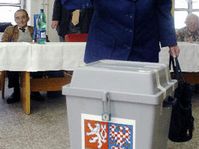 Věra Melicharová (94 let), obyvatelka mětského obvodu Ostrava-Vítkovice, přišla odevzdat svůj hlas (Foto: ČTK)