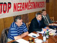 Zleva tajemník hornických odborů Vlastimil Altner, přededa regionální rady ČMKOS Jan Sábel a člen krizového štábu Luděk Lúčan na TK 21.5. v Ostravě, foto: ČTK