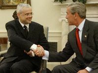 El primer ministro checo, Vladimír Spidla, y el presidente estadounidense, George Bush, foto: CTK