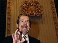 Vaclav Havel avec le Prix Karel Capek, photo: CTK