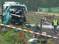 Nehoda na železničním přejezdu v Sedmihorkách na Semilsku, 4.10. ráno se srazil vlak s malým autobusem převážejícím německé turisty, foto: ČTK