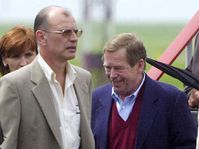 Václav Havel y su médico Ilja Kotík, Foto: CTK