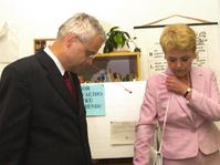 Vladimír Špidla a jeho manželka Viktorie odevzdávají své hlasy při referendu, foto: ČTK