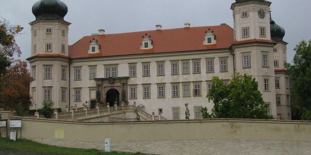 Das Schloss mit drei T  rmen  Mn    ek pod Brdy Radio Prague International