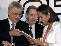 De izquierda: Jirí Dienstbier, Václav Havel y Ségolene Royal (Foto: CTK)