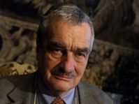 Karel Schwarzenberg mit dem Manuskript des Genetik-Begründers Gregor Mendel (Foto: ČTK)