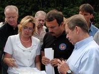 Le Président Vaclav Havel consulte la carte de l'autoroute envisagée