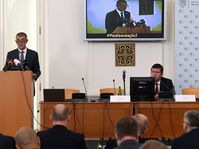 Jan Hamáček (a la derecha) inauguró con Andrej Babiš la reunión interanual de los jefes de las misiones diplomáticas checas, foto: ČTK / Michal Krumphanzl
