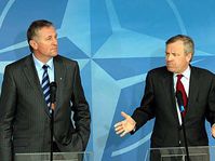 Mirek Topolanek (links) mit Jaap de Hoop Scheffer (Foto: CTK)