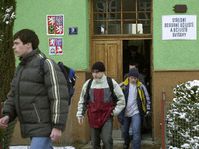 La escuela donde un joven mató a su profesor en la clase, foto: CTK