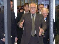 Václav Klaus delante del escáner del estadio Sazka Arena en Praga, 2004, foto: ČTK