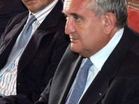 Francouzský ministr financí a hospodářství Nicolas Sarkozy (vlevo) a premiér Jean-Pierre Raffarin, foto: ČTK