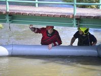 Hasiči v Podolském potoce, foto: ČTK / Josef Vostárek