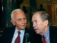 Max van der Stoel y Václav Havel (Foto: CTK)