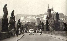 Движение транспорта по Карлову мосту в 60-ые годы 20-ого века (направо вид из Малой Страны)