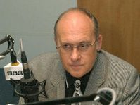 Předseda Valného shromáždění OSN Jan Kavan ve studiu pražské redakce rozhlasové stanice BBC, kde byl 30. července hostem pořadu Interview BBC, foto: CTK