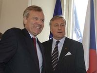 Jaap de Hoop Scheffer con Mirek Topolánek (Foto: CTK)