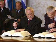 EU enlargement treaty in Athens - Vaclav Klaus and Vladimir Spidla, photo: CTK