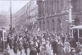 28 октября 1918 г. -  толпа людей перед Национальным театром
