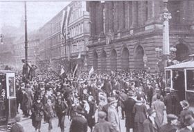 Die Volksmasse vor dem Nationaltheater, 28.10.1918