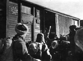 27 января 1943 года начальник чехословацкой военной миссии в Москве полковник Гелиодор Пика передал 1-му чехословацкому отдельному пехотному батальону боевое знамя. Слева полковник Пика, в центре знаменосец взводный Освальд Шафаржик, справа командир, фото: VHÚ