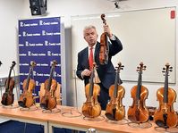 Jaroslav Svěcený představuje „Slavné housle na vlnách rozhlasových“, foto: Filip Jandourek, ČRo