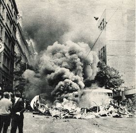 21. srpen 1968 ve Vinohradské ulici v Praze, před budovou Českého rozhlasu