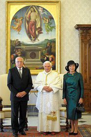 El presidente de la República Checa Václav Klaus y su esposa Livia con el papa Benedicto XVI, foto: www.mzv.cz