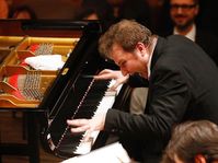 Lukáš Vondráček toca con la Orquesta de la Radiodifusión Checa, foto: Petr Horník / SOČR