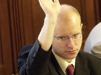 Ministr financí Sobotka hlasuje pro přijetí bytového zákona, Foto:ČTK