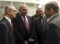 Václav Havel (dra.) hablando con Angel Cuadra, Pedro Fuentes-Cid y Reynaldo Aquit (de izquierda), foto: CTK