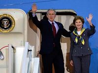 George W.Bush y su esposa en Praga (Foto: CTK)