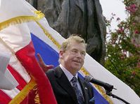 Vaclav Havel à la cérémonie d'inauguration d'une statue de Masaryk