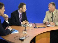 Stanislav Gross a Mirek Topolánek v pořadu České televize Otázky Václava Moravce (Foto: ČTK)