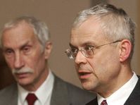 Předseda Konfederace zaměstnavatelských a podnikatelských svazů Pavel Ernst a předseda vlády Vladimír Špidla, foto: ČTK