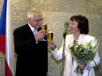 Václav Klaus con su esposa Livia en Londres, foto: CTK