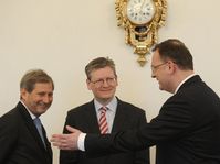 Petr Nečas přijal 22. března v Praze eurokomisaře László Andora a Johannese Hahna (vlevo), foto: ČTK