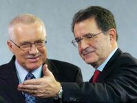 Prezident Václav Klaus s předsedou Evropské komise Romanem Prodim (vpravo), foto: ČTK