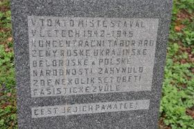 "На этом месте в 1942 - 45 гг. находился концлагерь, где содержались женщины русской, белорусской, украинской и польской национальностей", фото: Шарка Кухтова, ЧРо "На этом месте в 1942 - 45 гг. находился концлагерь, где содержались женщины русской, белорусской, украинской и польской национальностей", фото: Шарка Кухтова, ЧРо