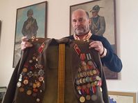 Директор Военно-исторического института держит в руках форму полковника Кандарели, Фото: Мартин Книтл, Чешское радио