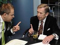 Václav Havel (rechts) im Tschechischen Fernsehen (Foto: ČTK)