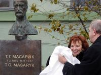 Ливия Клаусова у памятника Т. Г. Масарика в Санкт-Петербурге, фото: ЧТК