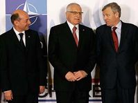 Von links: Jaap de Hoop Scheffer, Václav Klaus und Traian Basescu (Foto: ČTK)